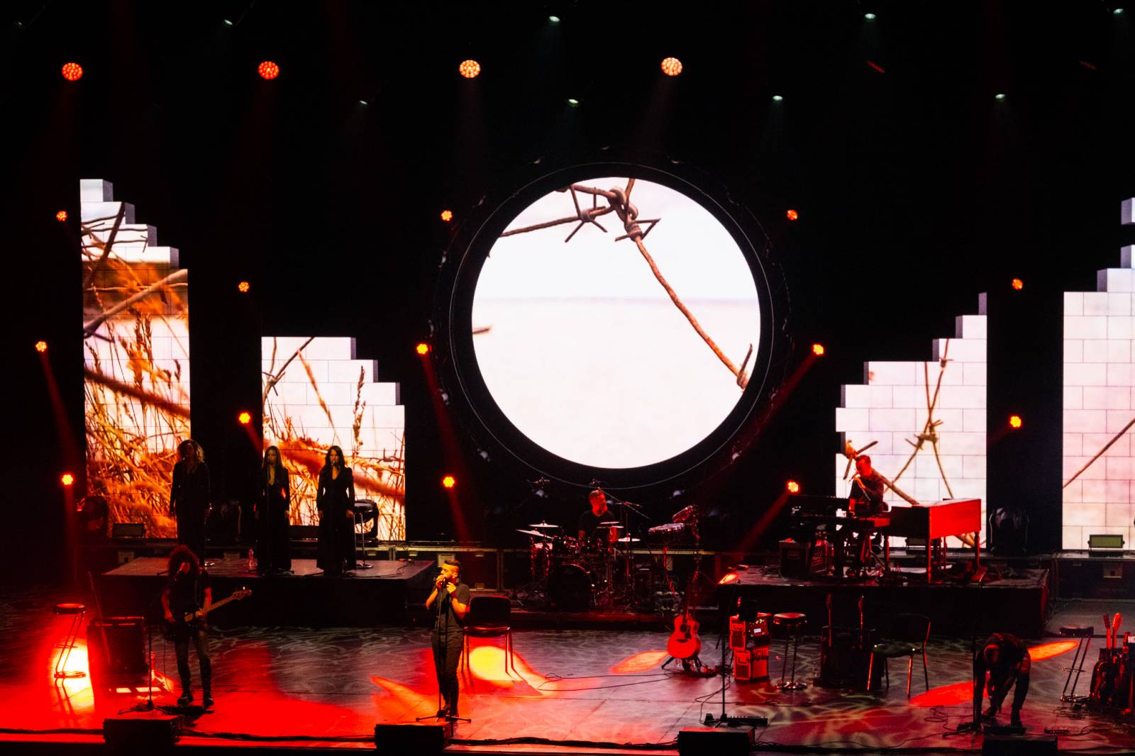 Kongresovým centrem zněly ikonické skladby Pink Floyd. Výpravná show nadchla publikum