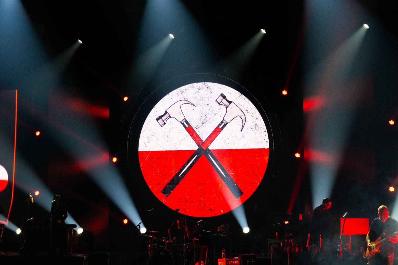 Kongresovým centrem zněly ikonické skladby Pink Floyd. Výpravná show nadchla publikum