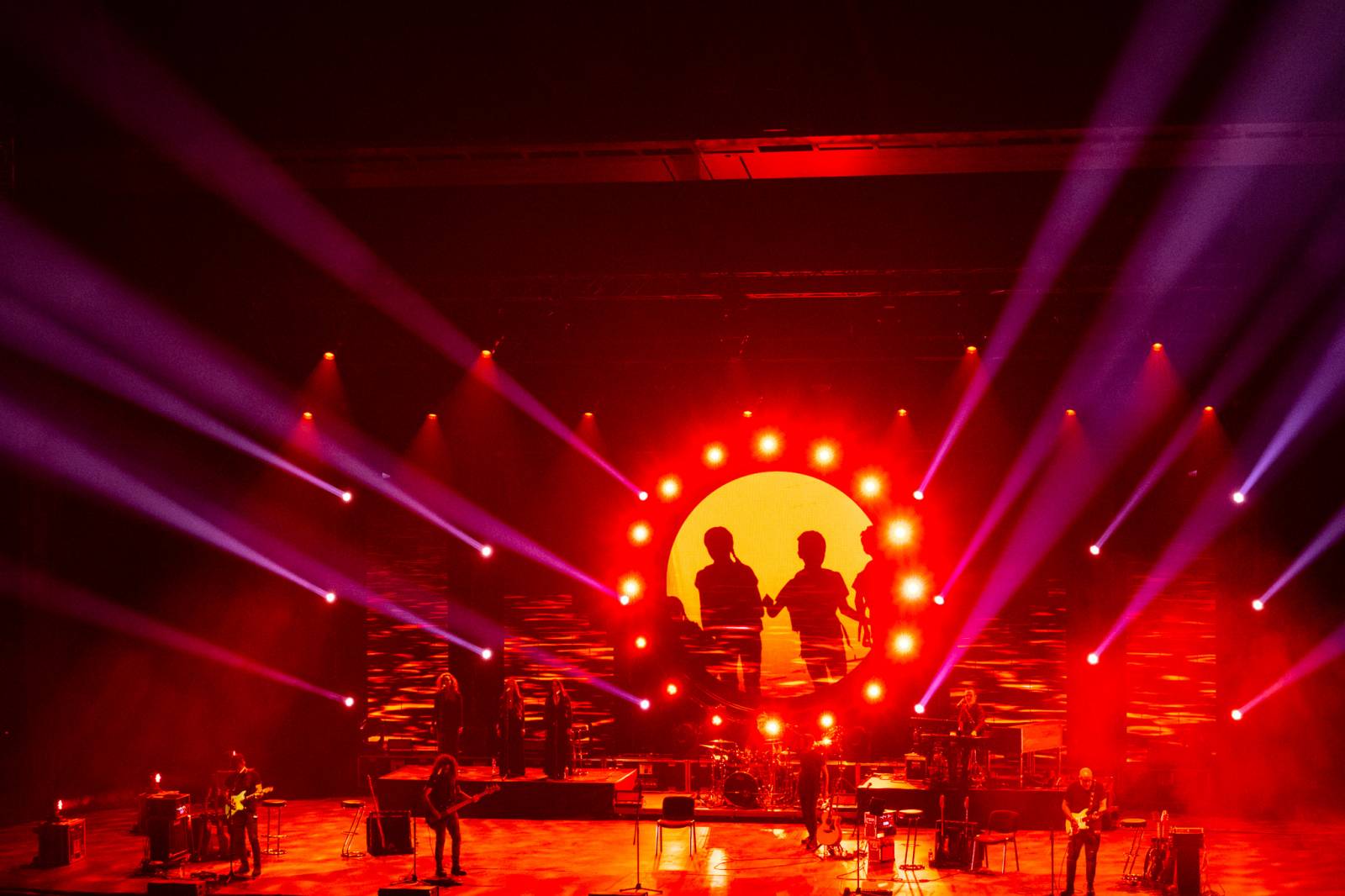 Kongresovým centrem zněly ikonické skladby Pink Floyd. Výpravná show nadchla publikum
