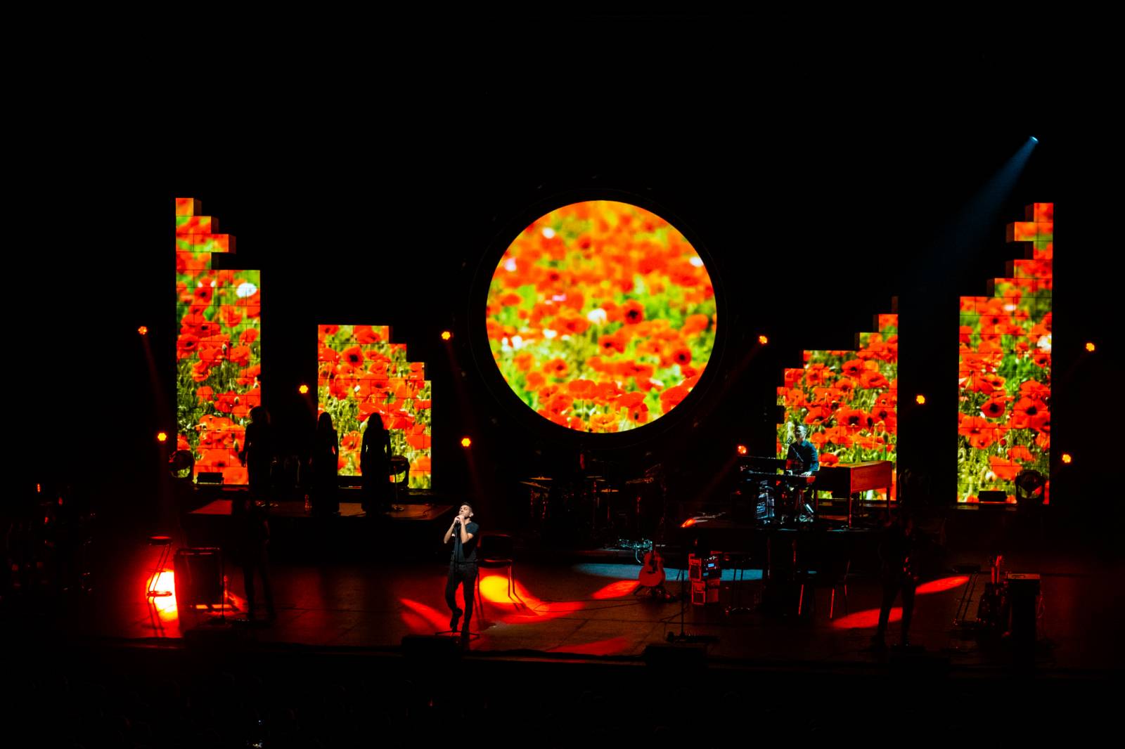 Kongresovým centrem zněly ikonické skladby Pink Floyd. Výpravná show nadchla publikum