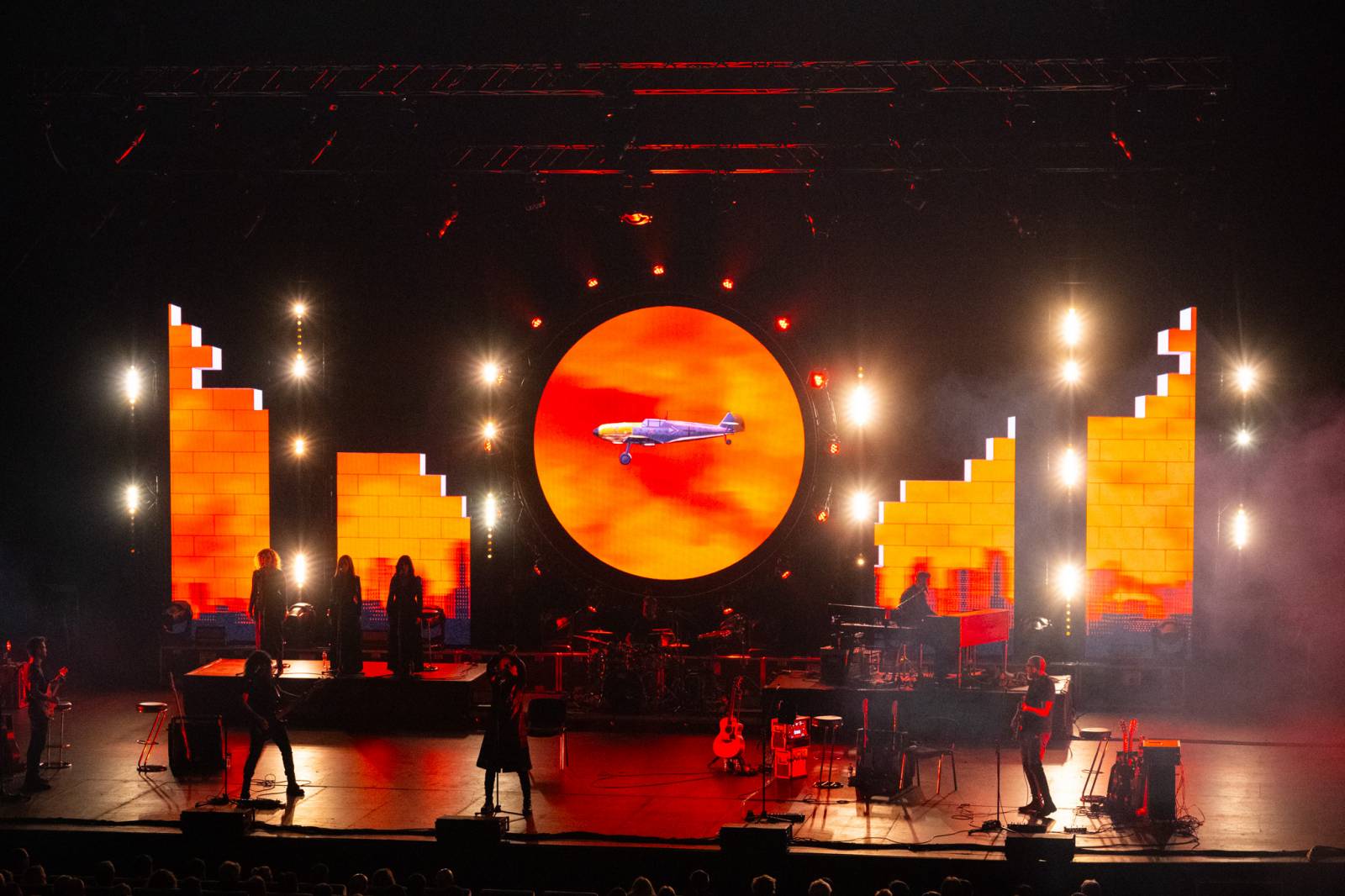 Kongresovým centrem zněly ikonické skladby Pink Floyd. Výpravná show nadchla publikum