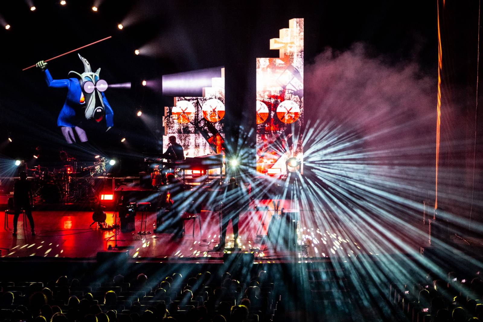 Kongresovým centrem zněly ikonické skladby Pink Floyd. Výpravná show nadchla publikum