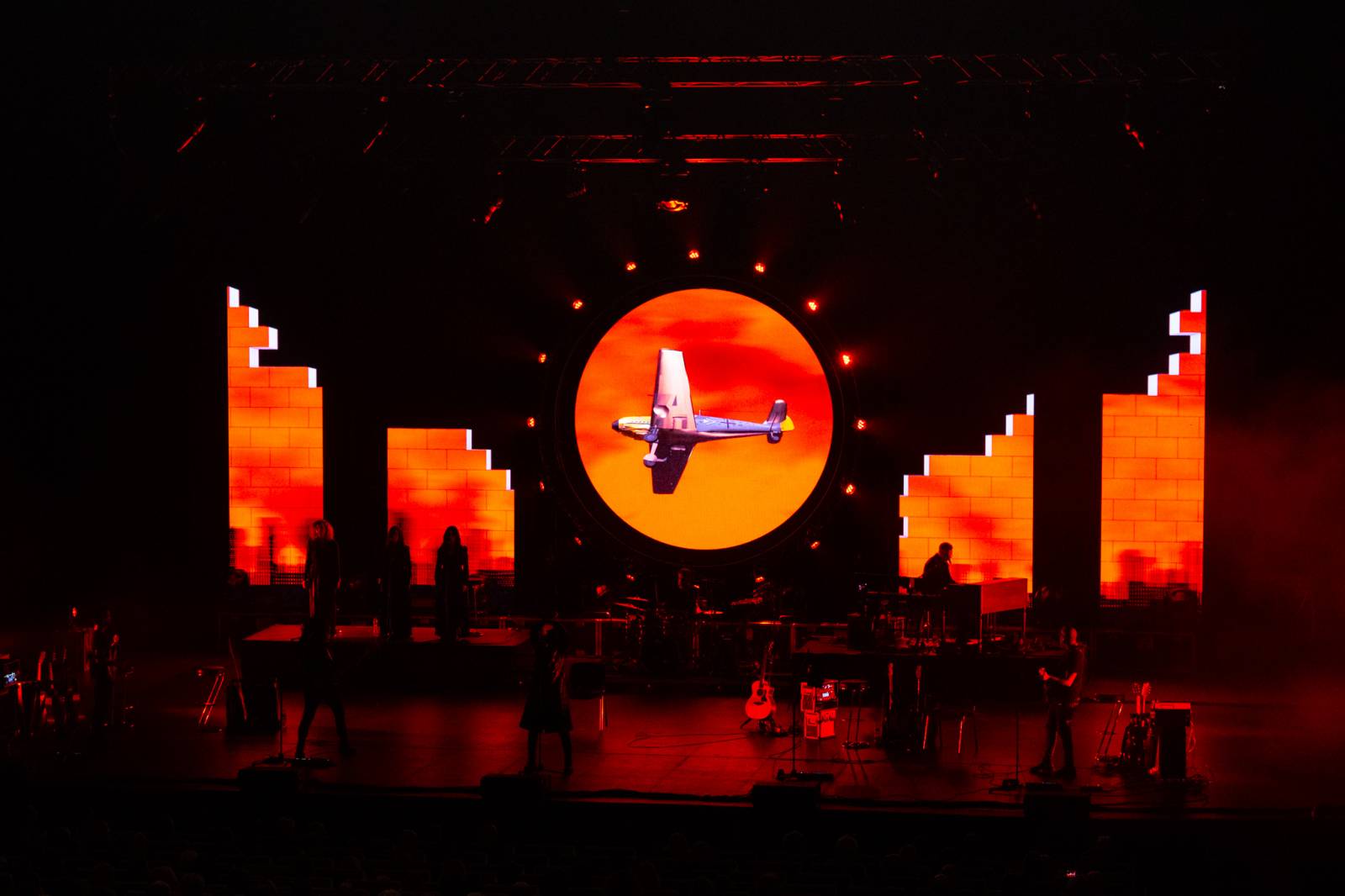 Kongresovým centrem zněly ikonické skladby Pink Floyd. Výpravná show nadchla publikum