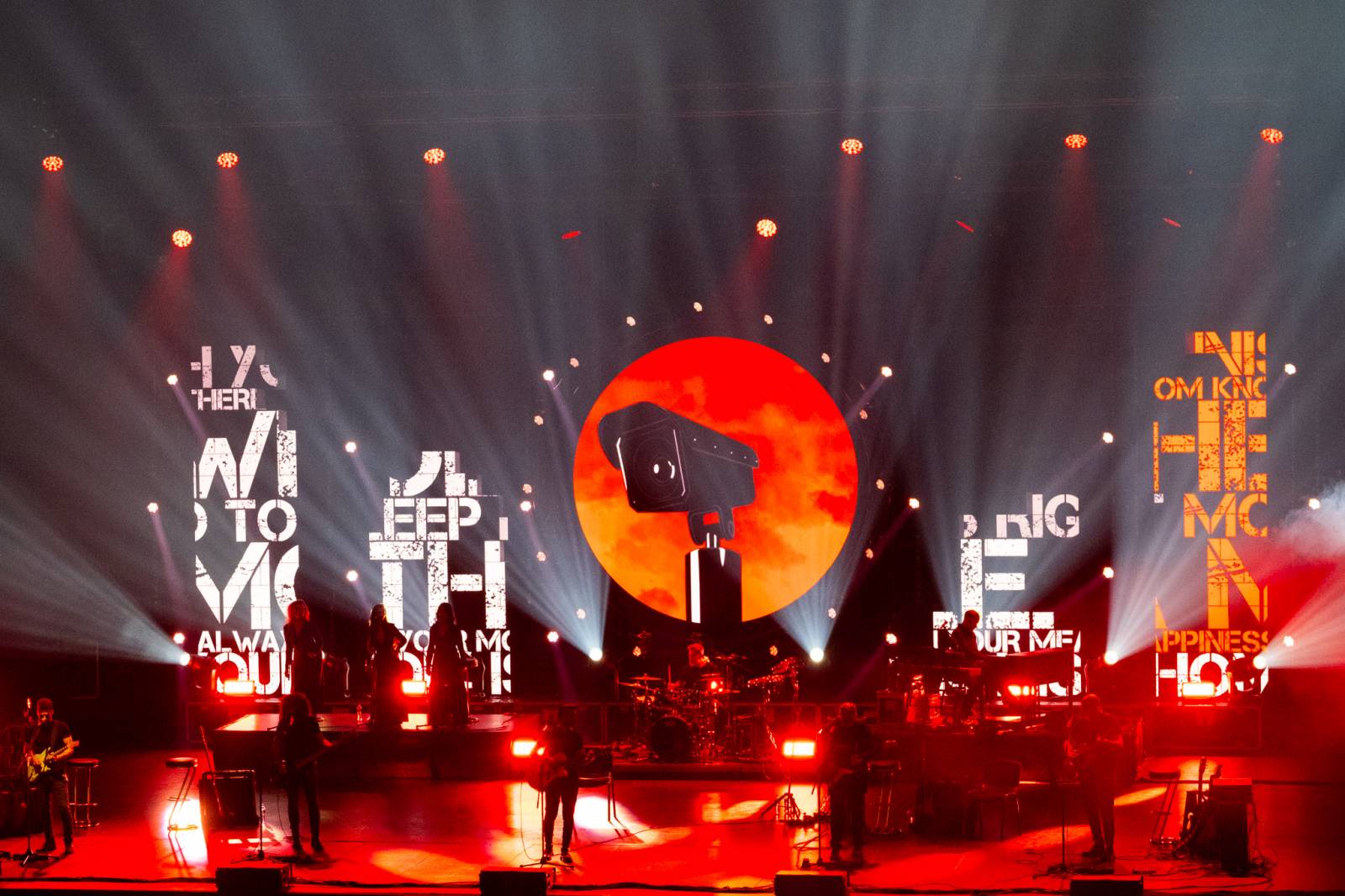 Kongresovým centrem zněly ikonické skladby Pink Floyd. Výpravná show nadchla publikum