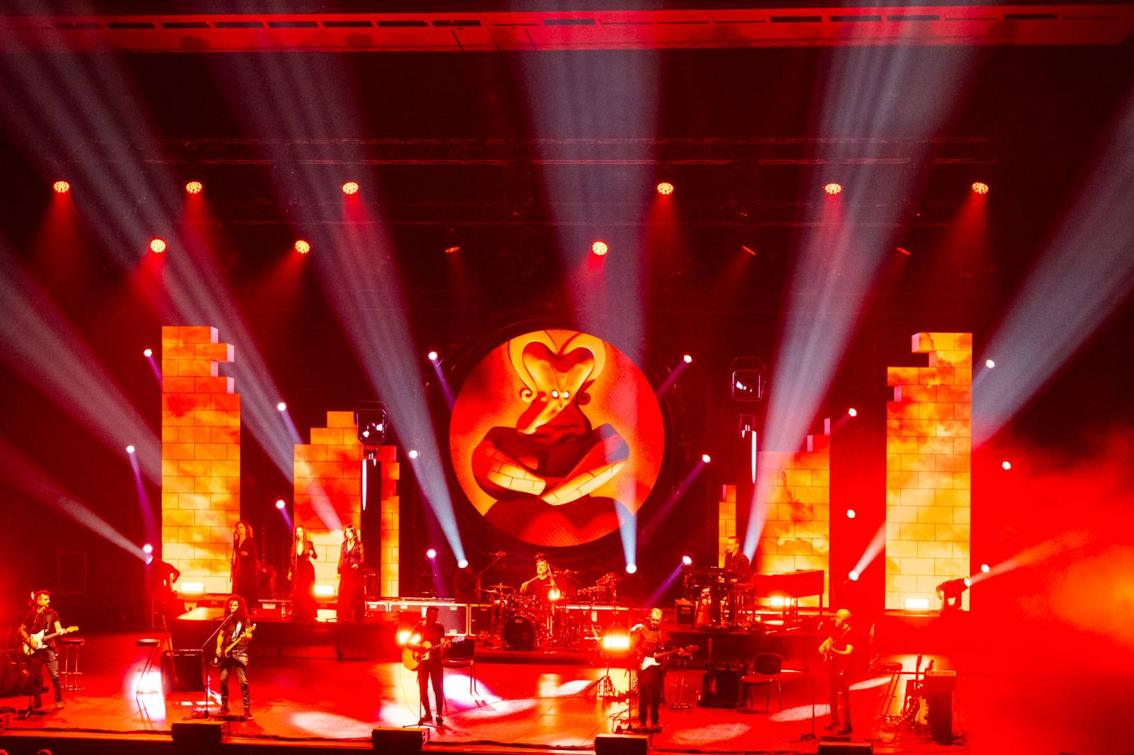 Kongresovým centrem zněly ikonické skladby Pink Floyd. Výpravná show nadchla publikum