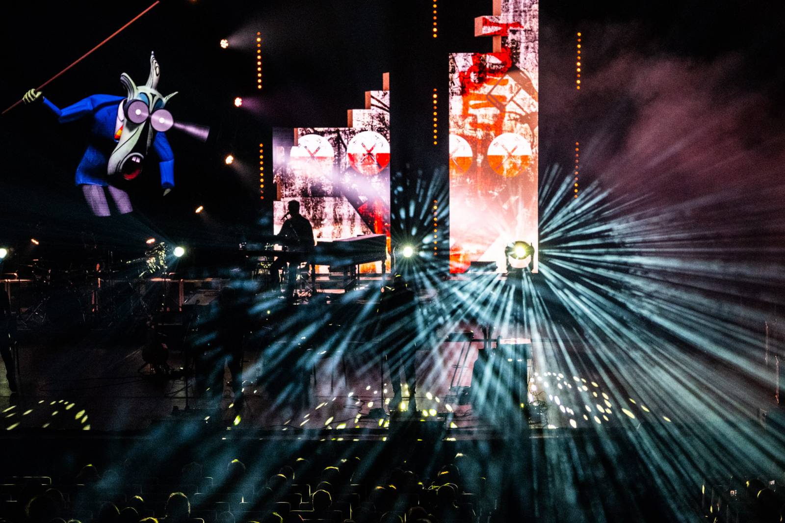 Kongresovým centrem zněly ikonické skladby Pink Floyd. Výpravná show nadchla publikum