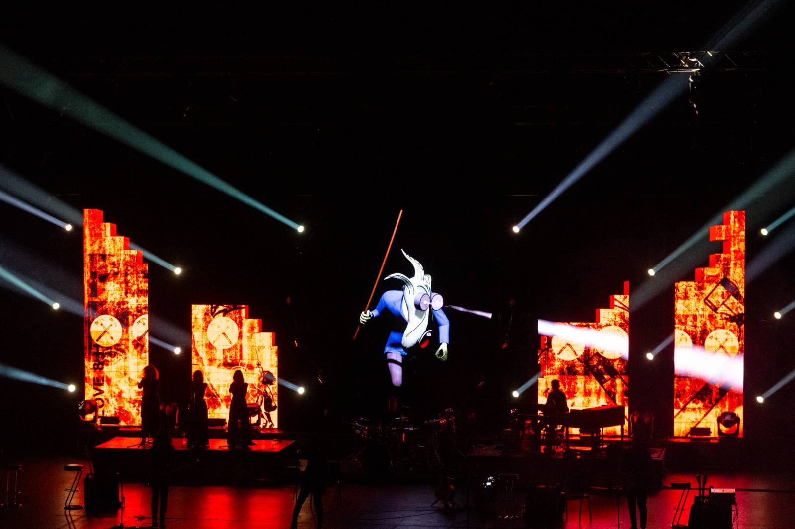 Kongresovým centrem zněly ikonické skladby Pink Floyd. Výpravná show nadchla publikum