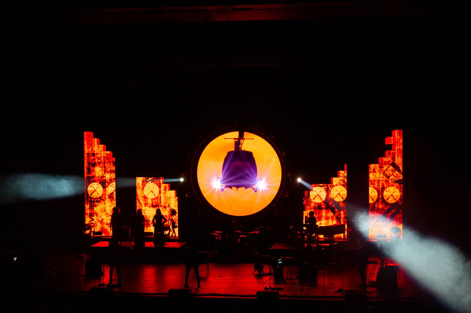 Kongresovým centrem zněly ikonické skladby Pink Floyd. Výpravná show nadchla publikum