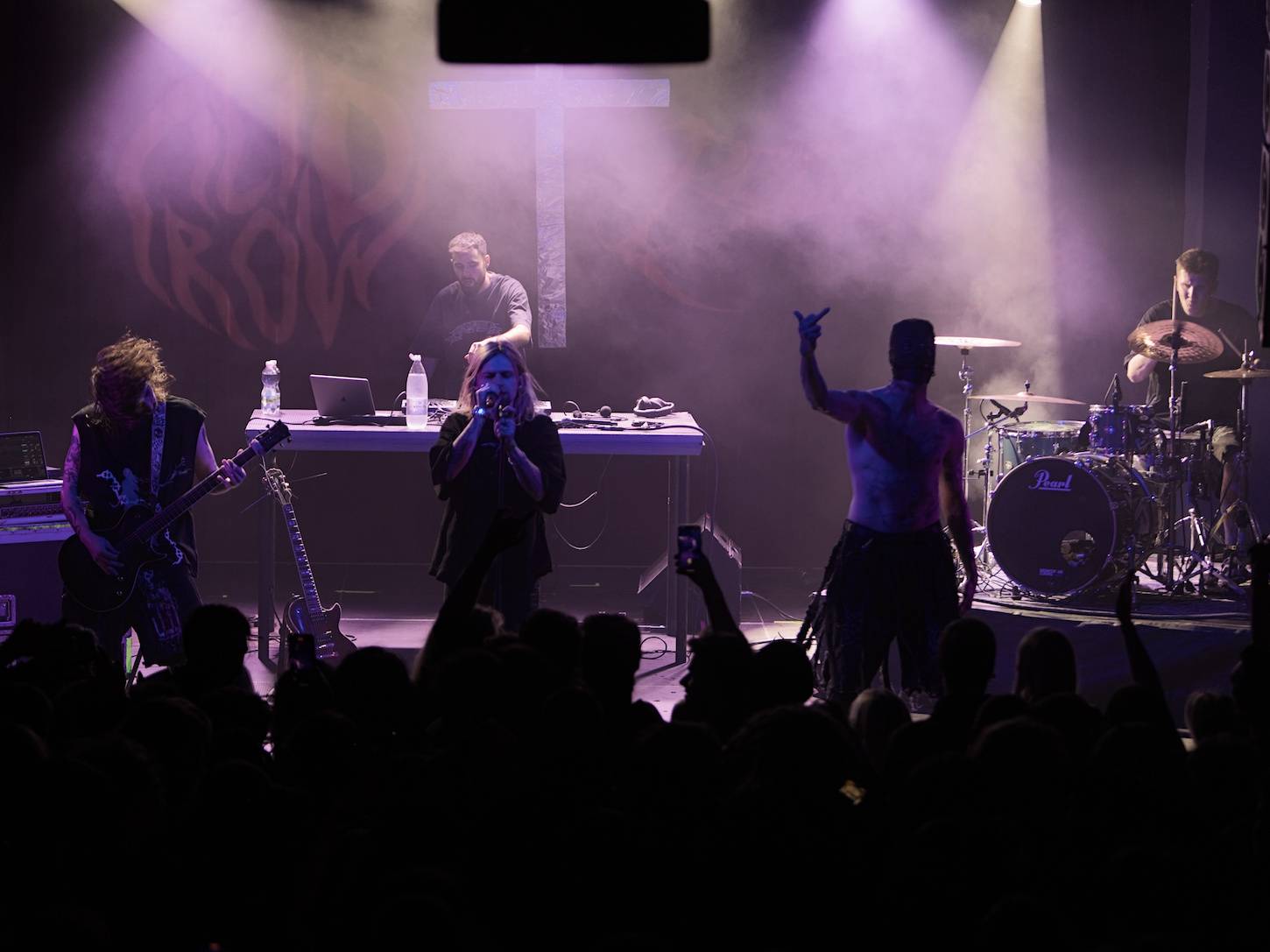 Redzed a Acid Row vzdali v MeetFactory hold Black Sabbath