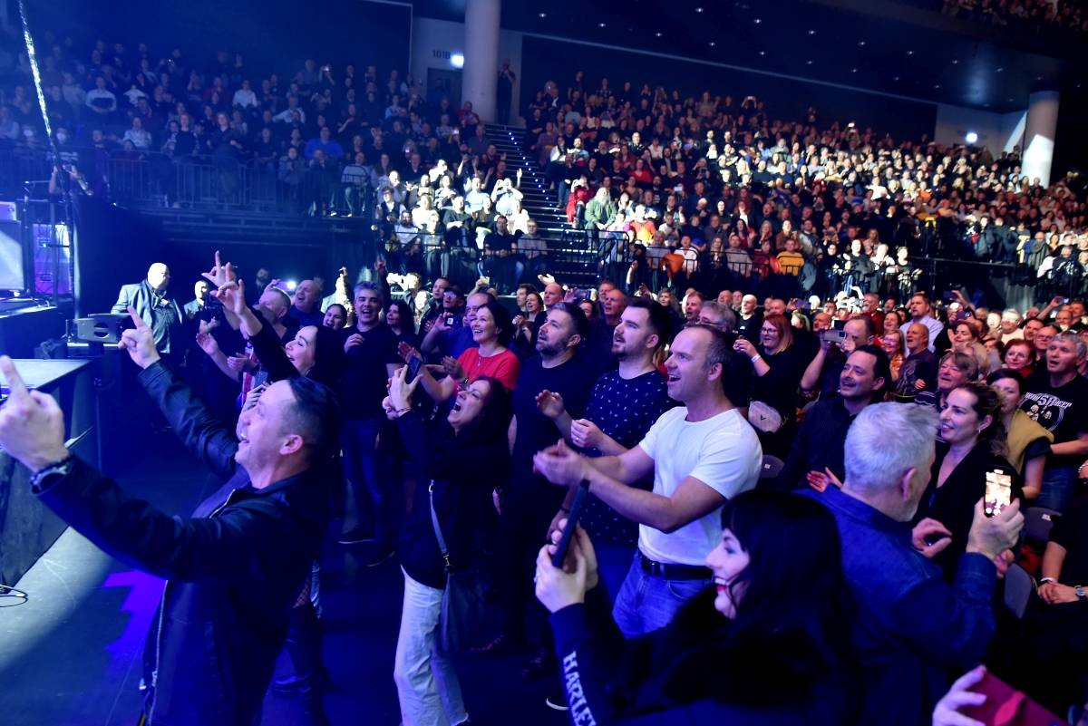 O2 Universem zněly rockové pecky. Bohemian Symphony Orchestra Prague doprovodili členové Uriah Heep