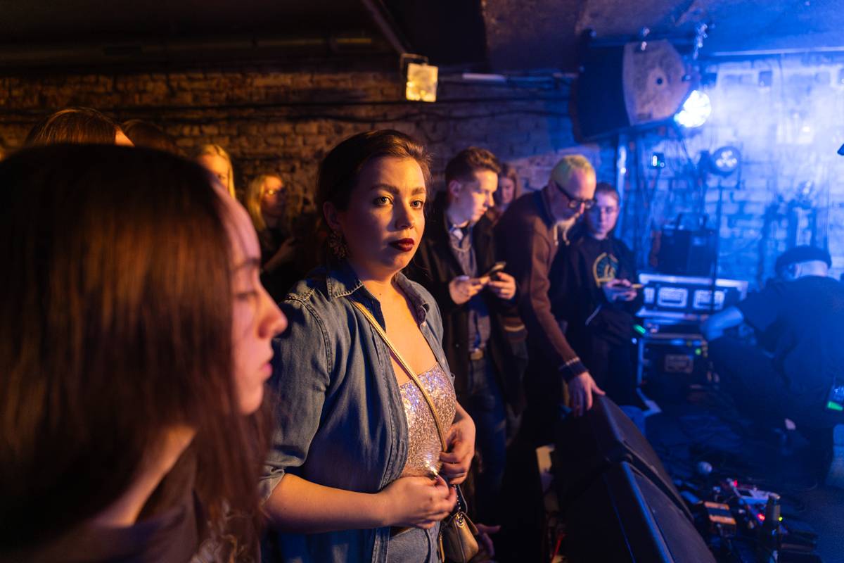 Kamrad dorazil na turné také do Prahy, rozezpíval Café V lese