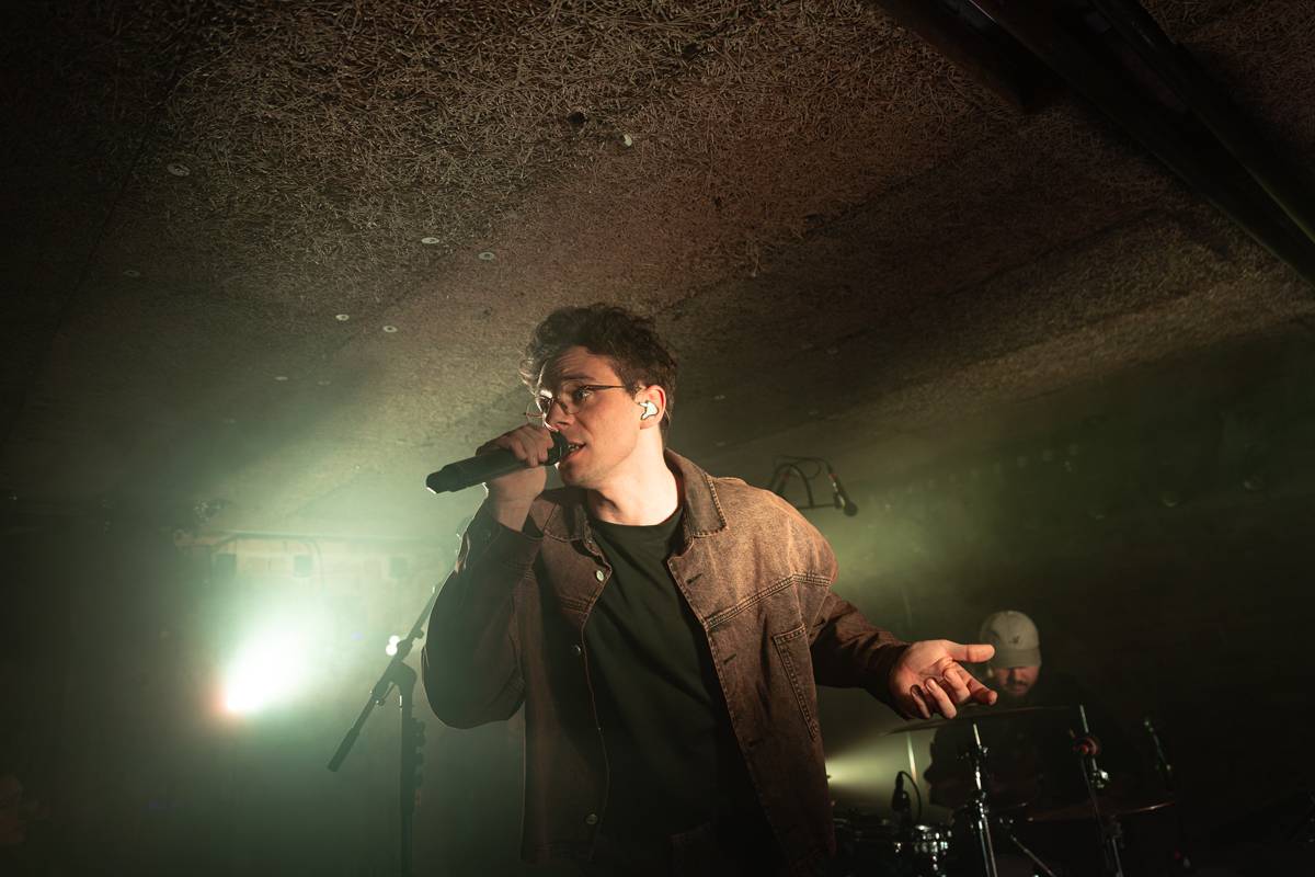 Kamrad dorazil na turné také do Prahy, rozezpíval Café V lese