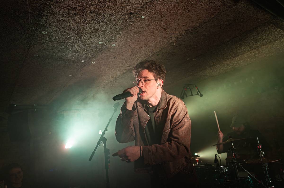 Kamrad dorazil na turné také do Prahy, rozezpíval Café V lese