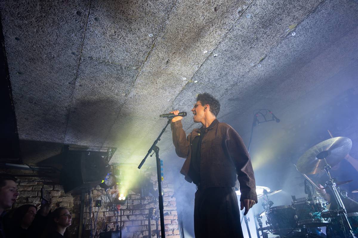 Kamrad dorazil na turné také do Prahy, rozezpíval Café V lese