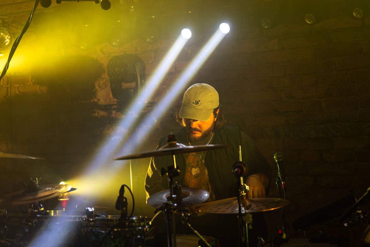 Kamrad dorazil na turné také do Prahy, rozezpíval Café V lese