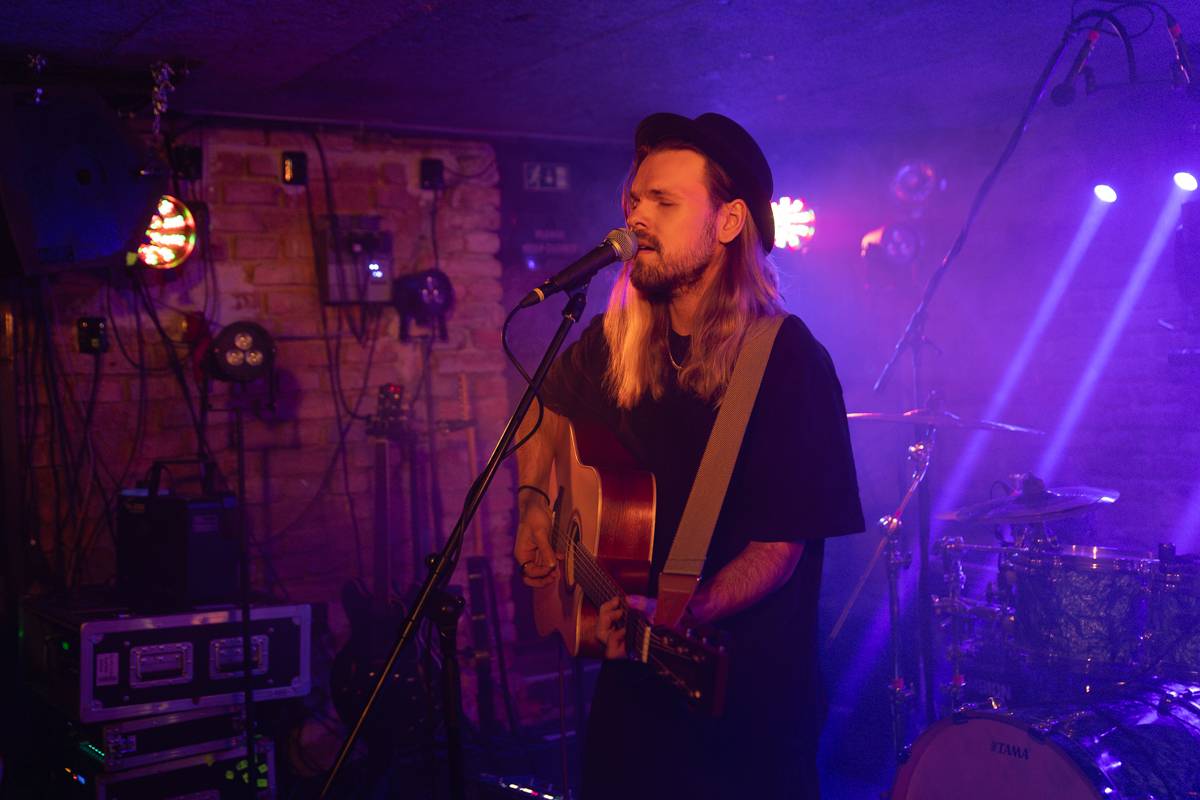 Kamrad dorazil na turné také do Prahy, rozezpíval Café V lese