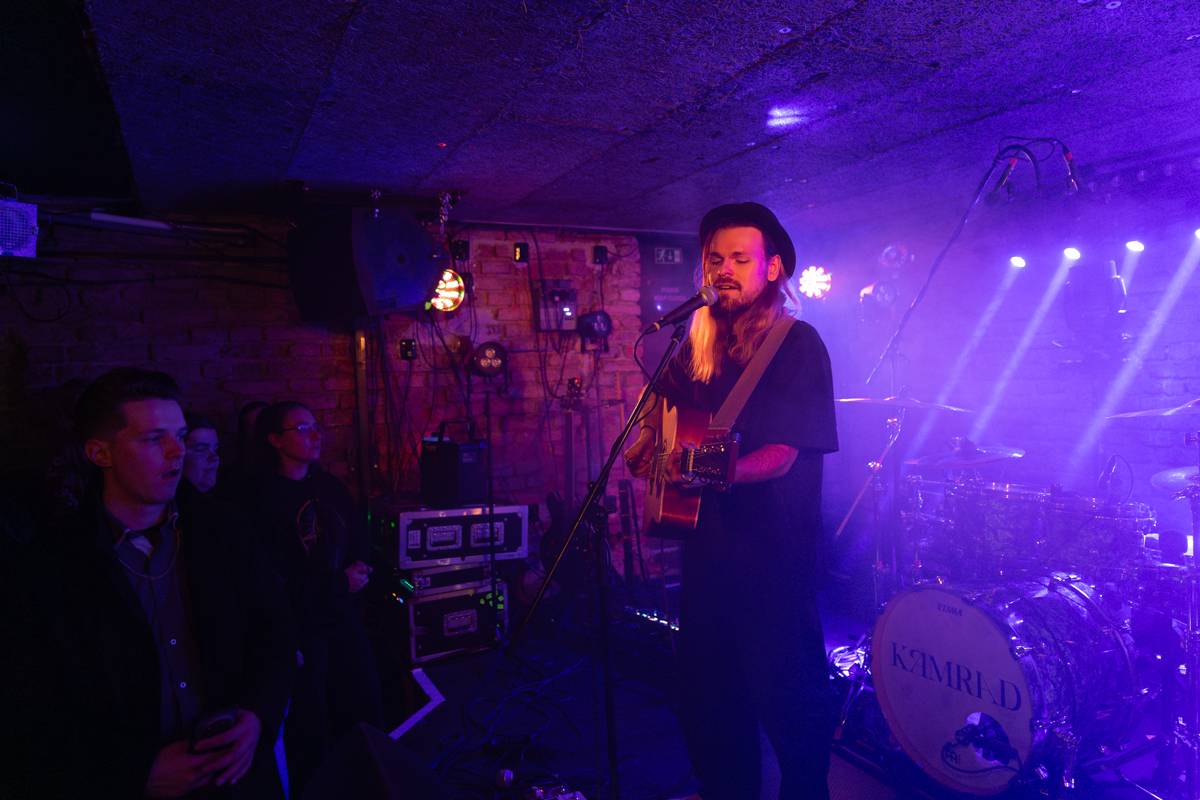 Kamrad dorazil na turné také do Prahy, rozezpíval Café V lese