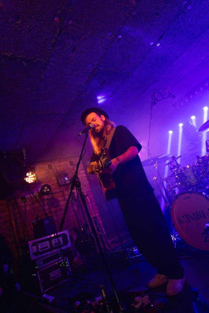 Kamrad dorazil na turné také do Prahy, rozezpíval Café V lese