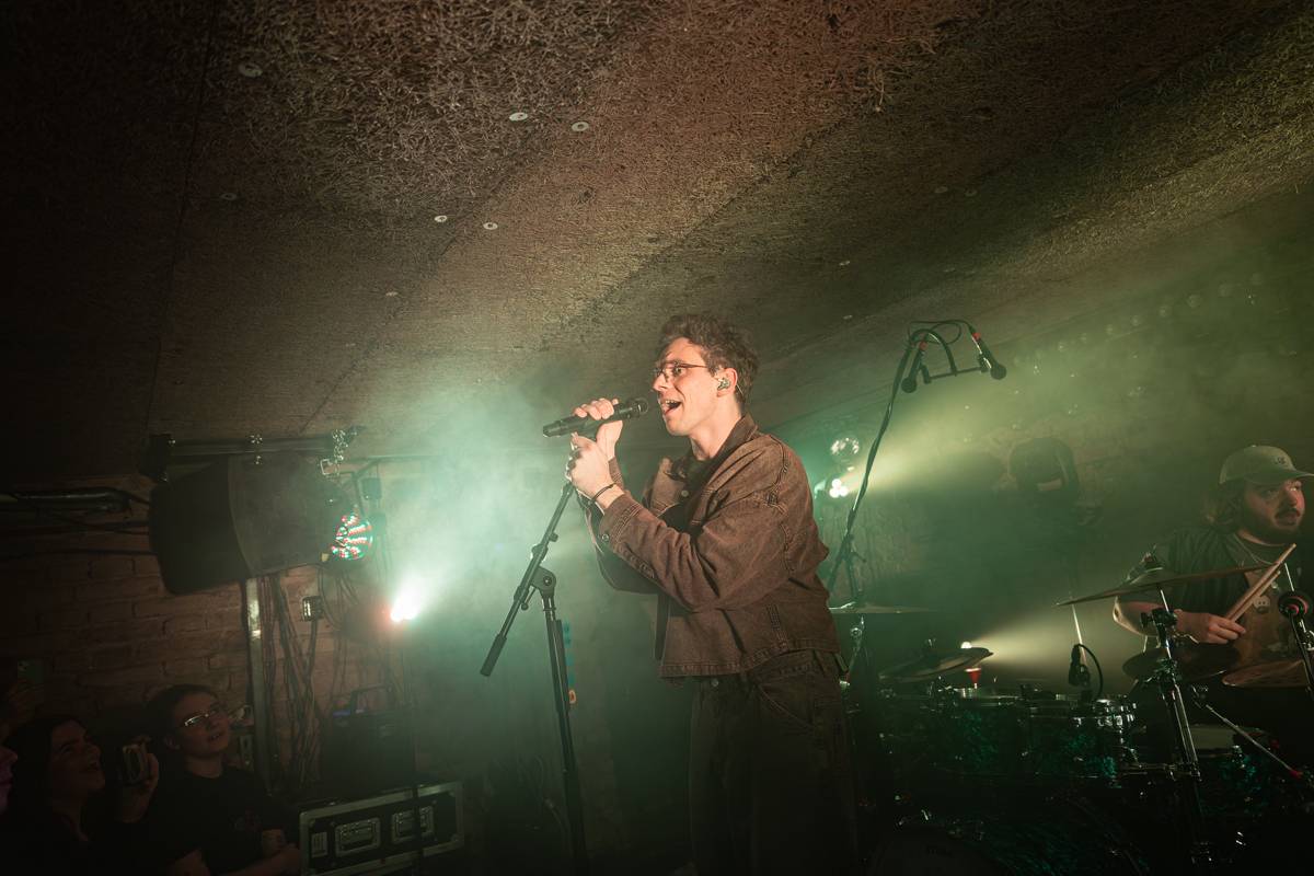 Kamrad dorazil na turné také do Prahy, rozezpíval Café V lese