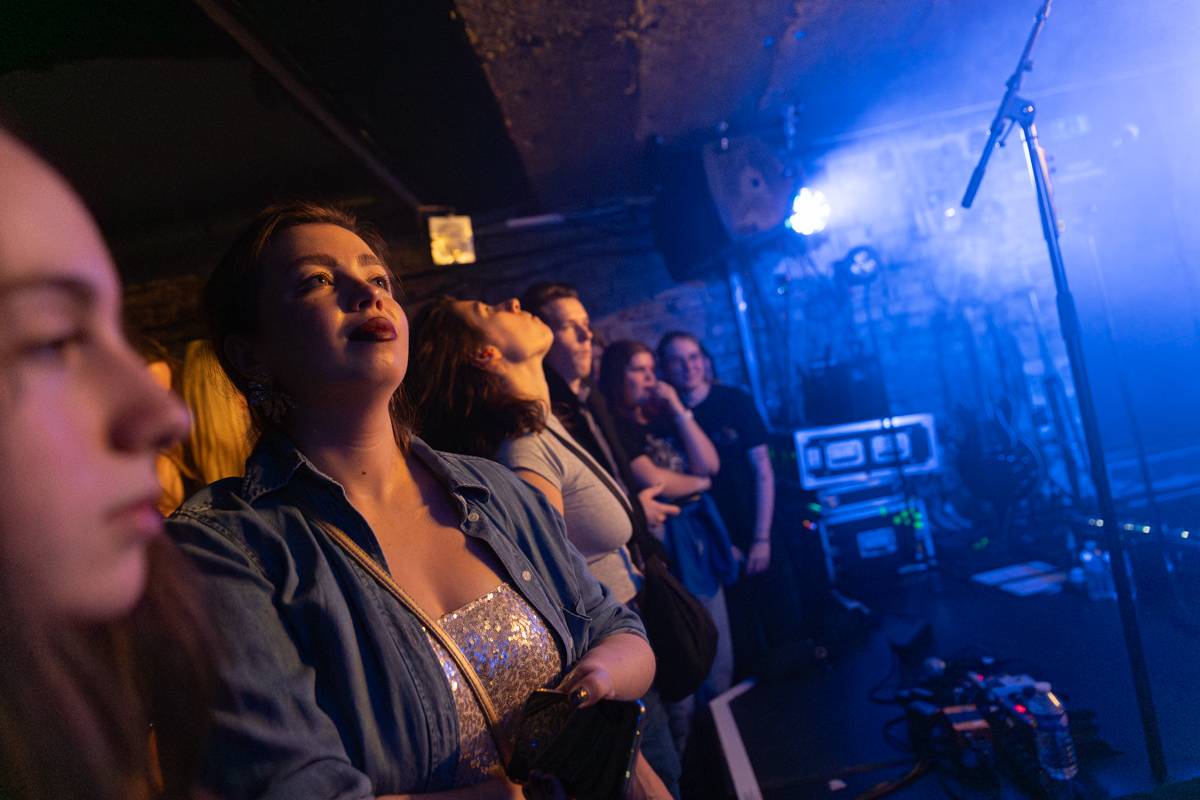 Kamrad dorazil na turné také do Prahy, rozezpíval Café V lese