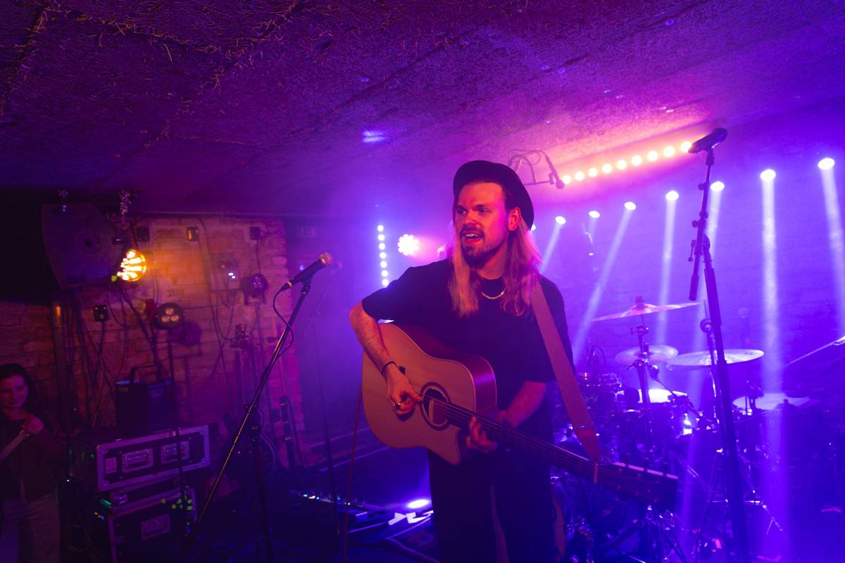 Kamrad dorazil na turné také do Prahy, rozezpíval Café V lese