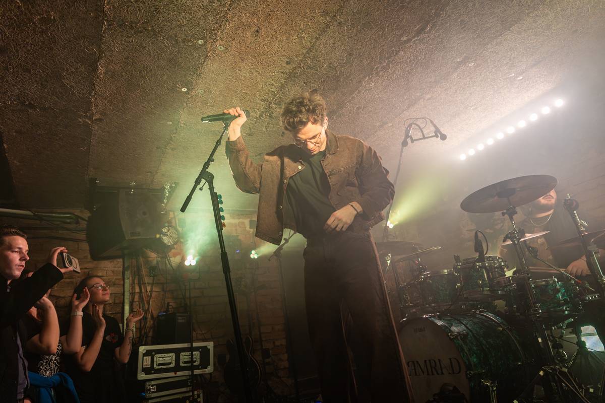 Kamrad dorazil na turné také do Prahy, rozezpíval Café V lese