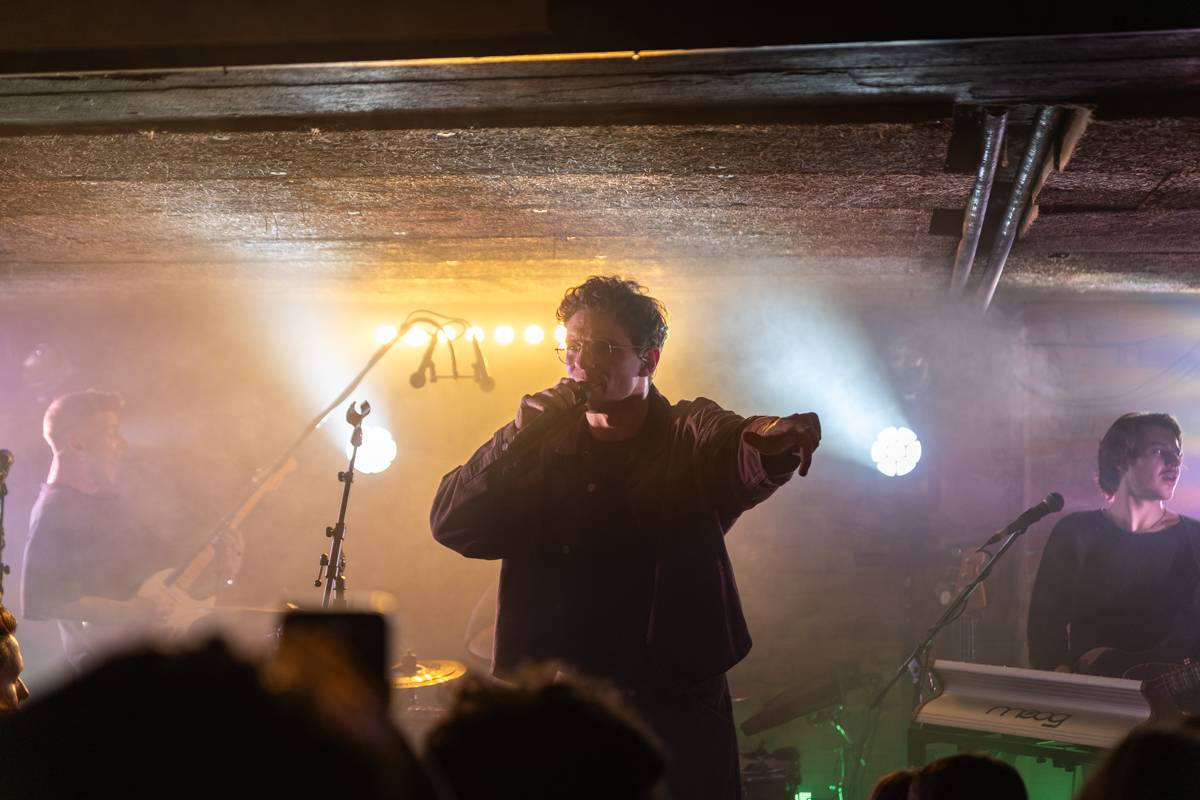 Kamrad dorazil na turné také do Prahy, rozezpíval Café V lese