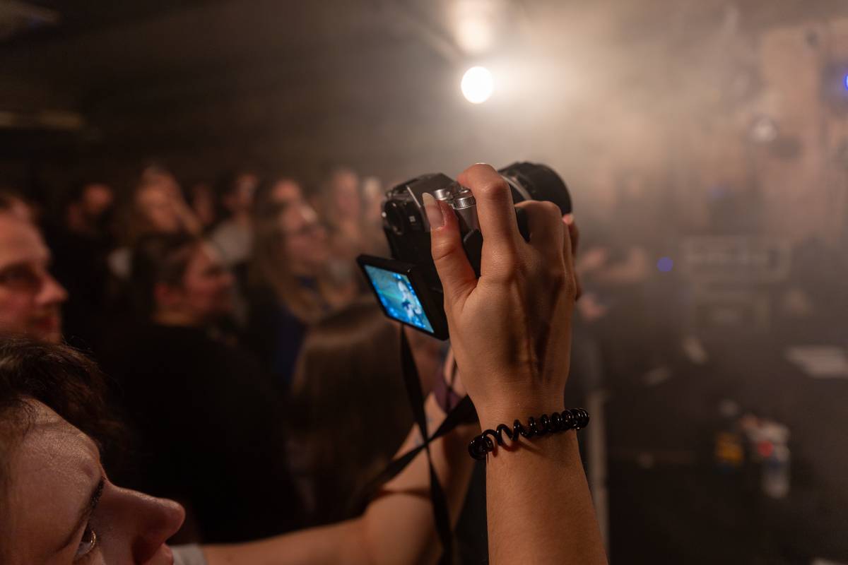 Kamrad dorazil na turné také do Prahy, rozezpíval Café V lese