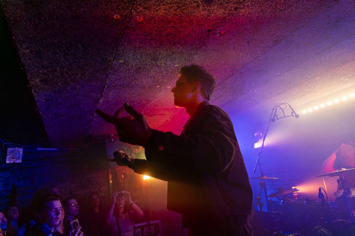 Kamrad dorazil na turné také do Prahy, rozezpíval Café V lese