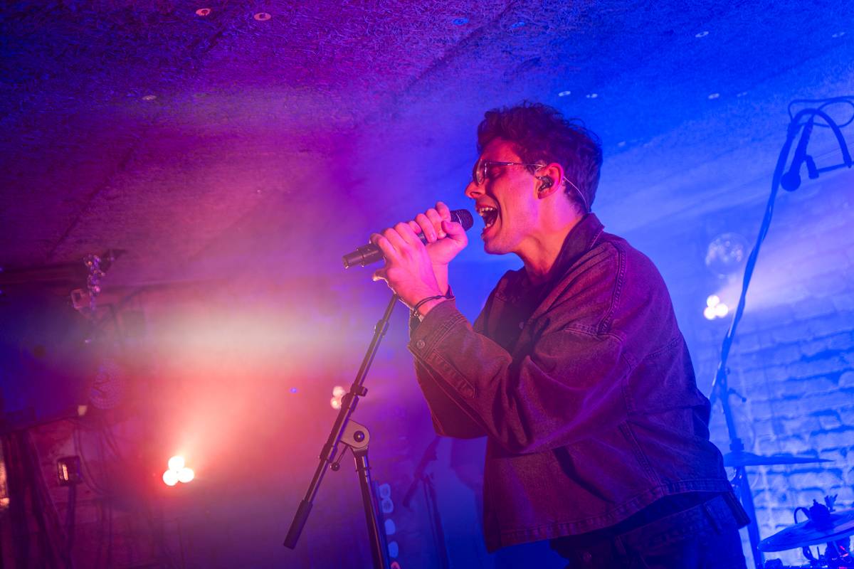 Kamrad dorazil na turné také do Prahy, rozezpíval Café V lese