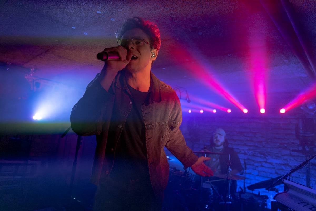 Kamrad dorazil na turné také do Prahy, rozezpíval Café V lese