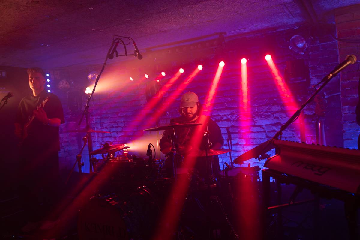 Kamrad dorazil na turné také do Prahy, rozezpíval Café V lese