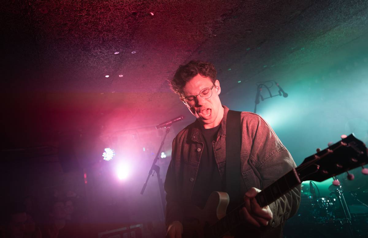 Kamrad dorazil na turné také do Prahy, rozezpíval Café V lese