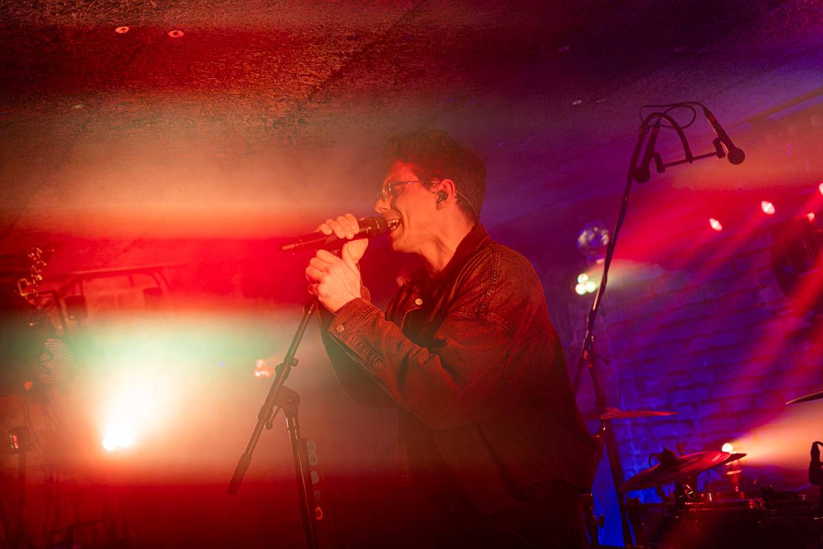 Kamrad dorazil na turné také do Prahy, rozezpíval Café V lese