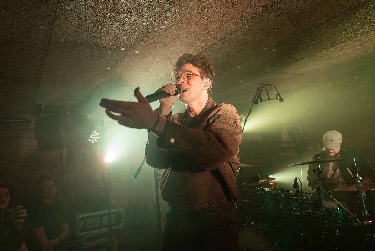 Kamrad dorazil na turné také do Prahy, rozezpíval Café V lese