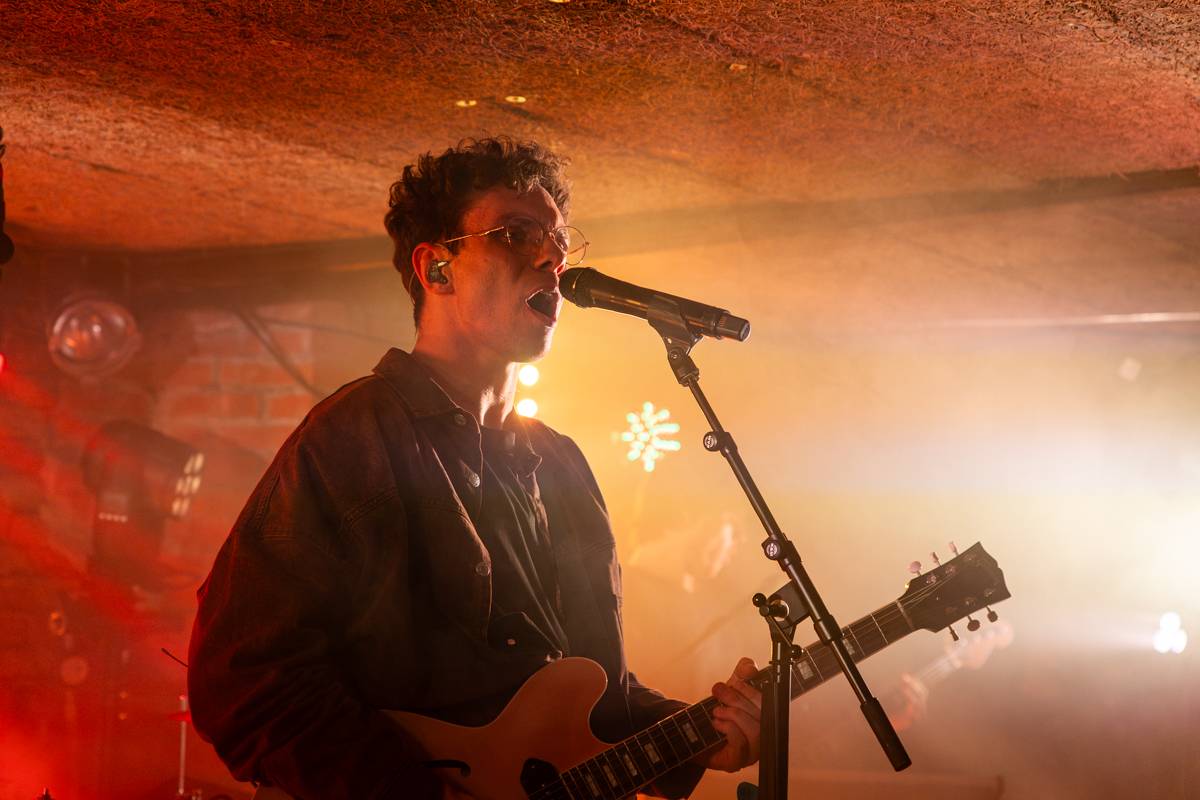 Kamrad dorazil na turné také do Prahy, rozezpíval Café V lese