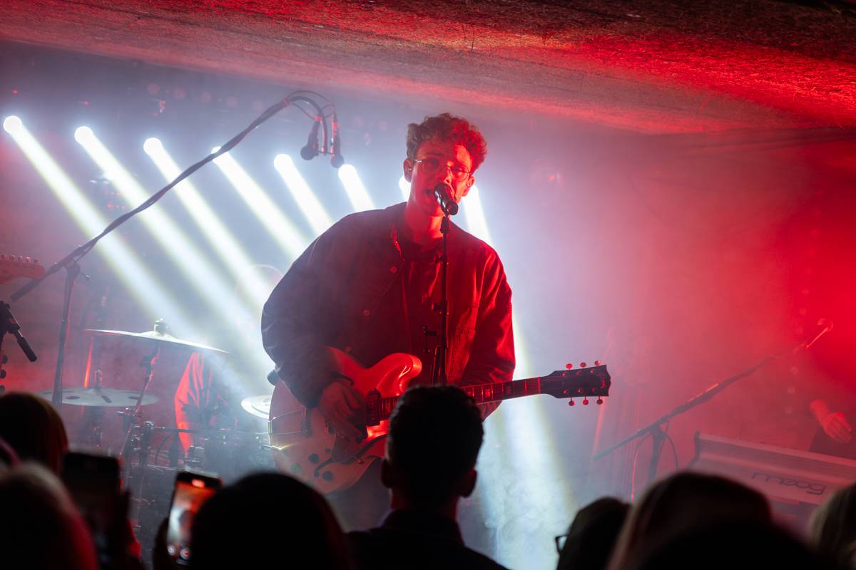 Kamrad dorazil na turné také do Prahy, rozezpíval Café V lese