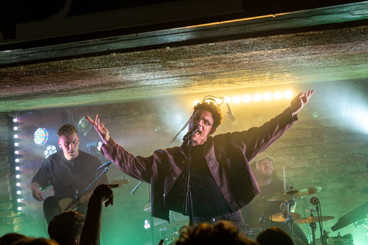 Kamrad dorazil na turné také do Prahy, rozezpíval Café V lese