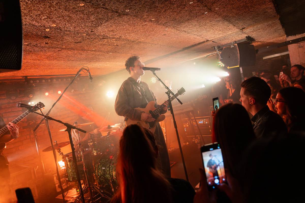 Kamrad dorazil na turné také do Prahy, rozezpíval Café V lese