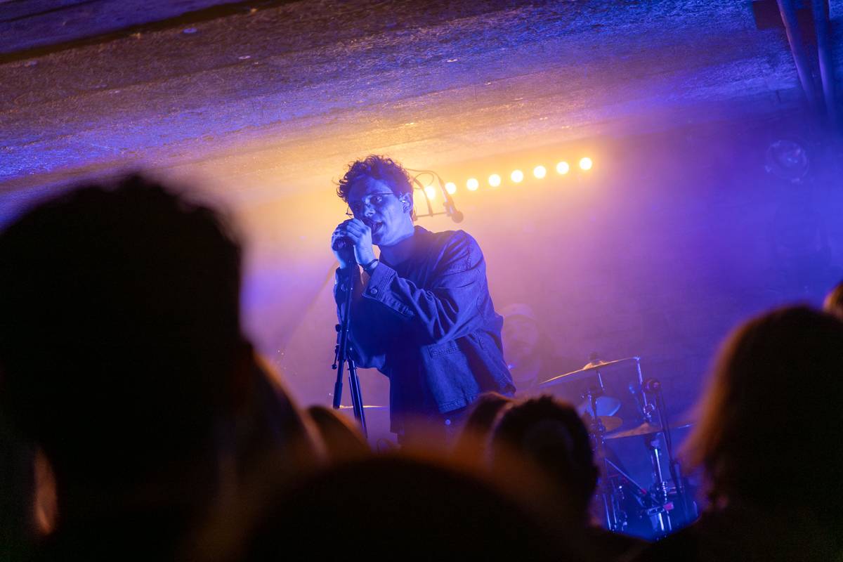 Kamrad dorazil na turné také do Prahy, rozezpíval Café V lese