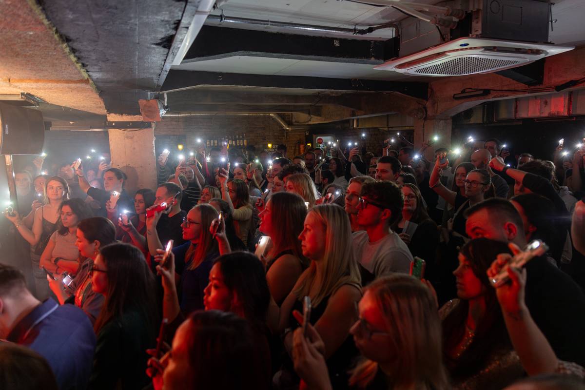 Kamrad dorazil na turné také do Prahy, rozezpíval Café V lese