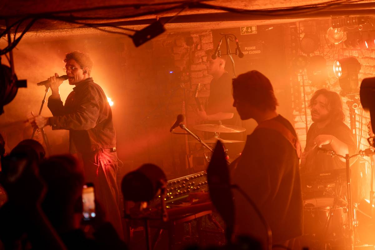 Kamrad dorazil na turné také do Prahy, rozezpíval Café V lese