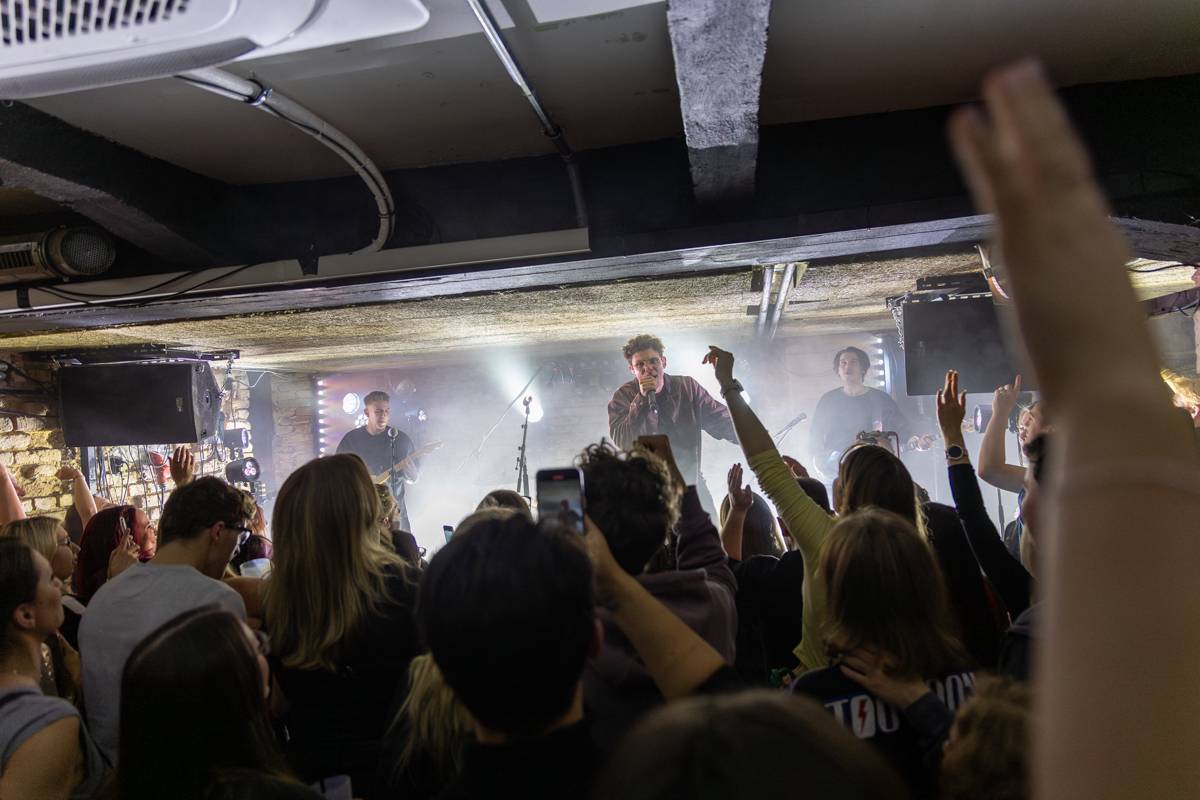 Kamrad dorazil na turné také do Prahy, rozezpíval Café V lese