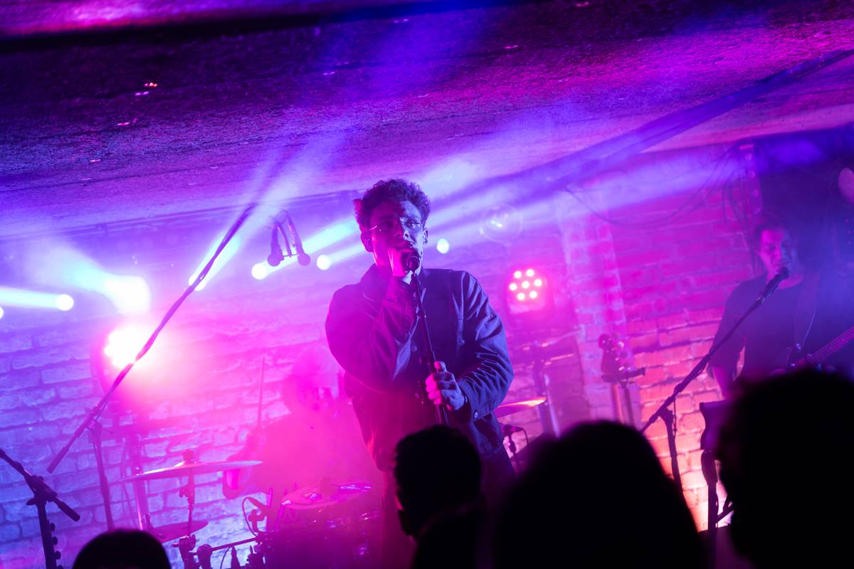 Kamrad dorazil na turné také do Prahy, rozezpíval Café V lese