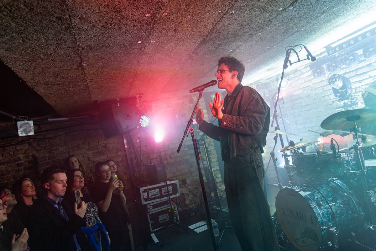 Kamrad dorazil na turné také do Prahy, rozezpíval Café V lese