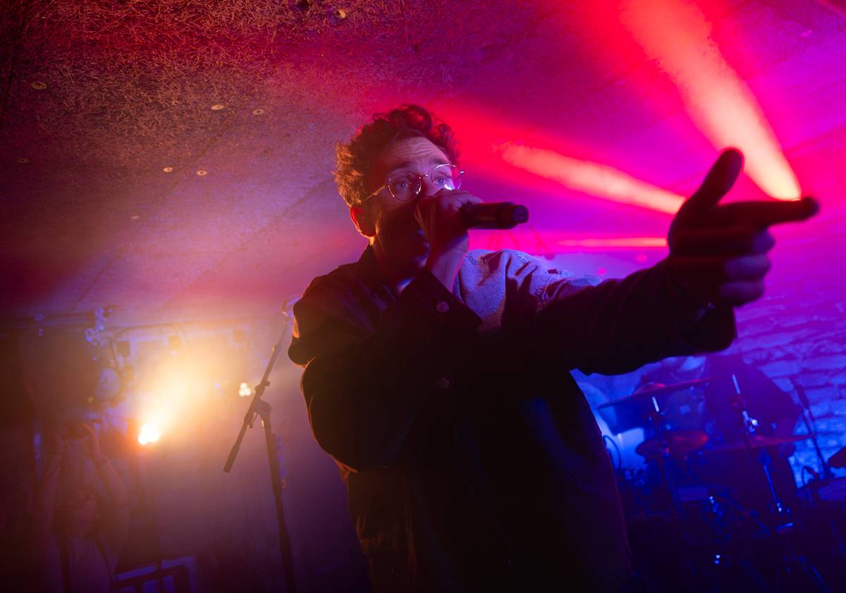 Kamrad dorazil na turné také do Prahy, rozezpíval Café V lese