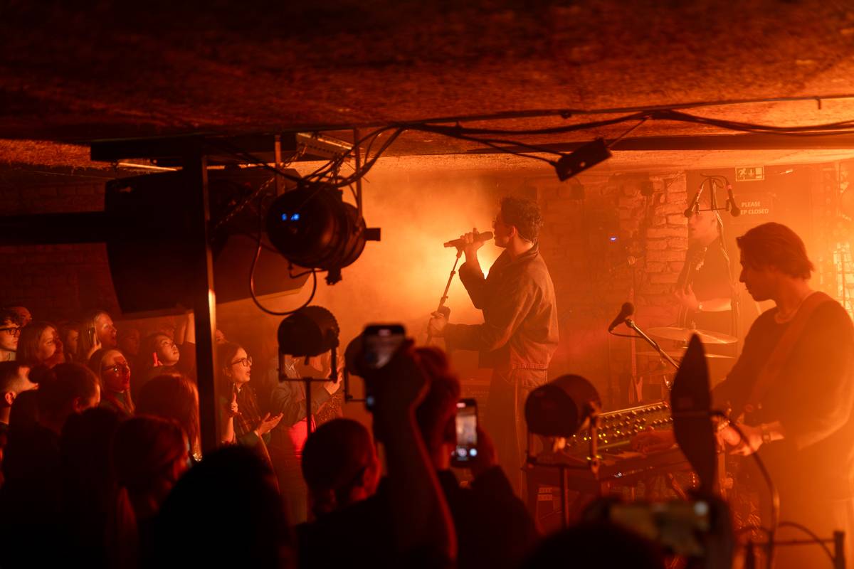 Kamrad dorazil na turné také do Prahy, rozezpíval Café V lese