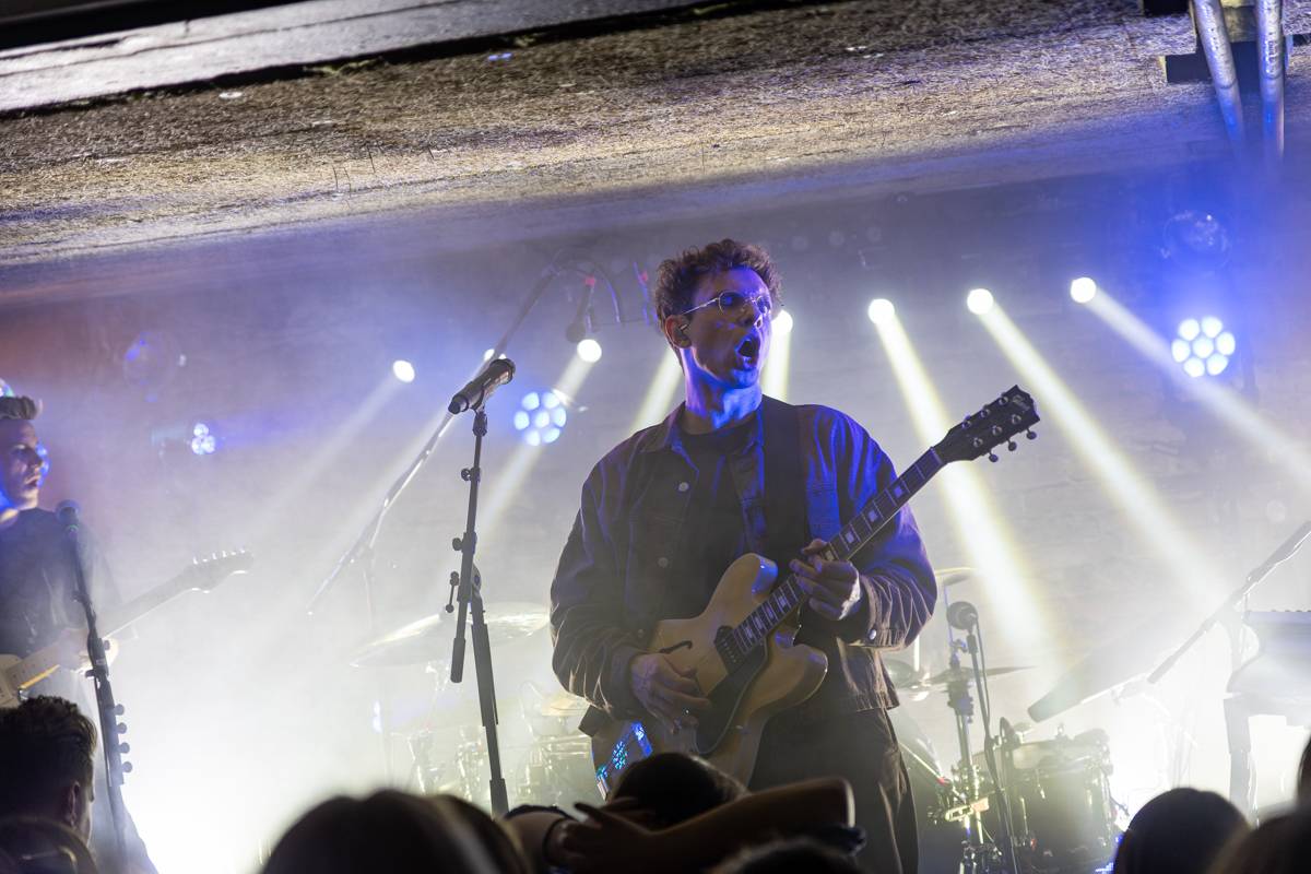 Kamrad dorazil na turné také do Prahy, rozezpíval Café V lese