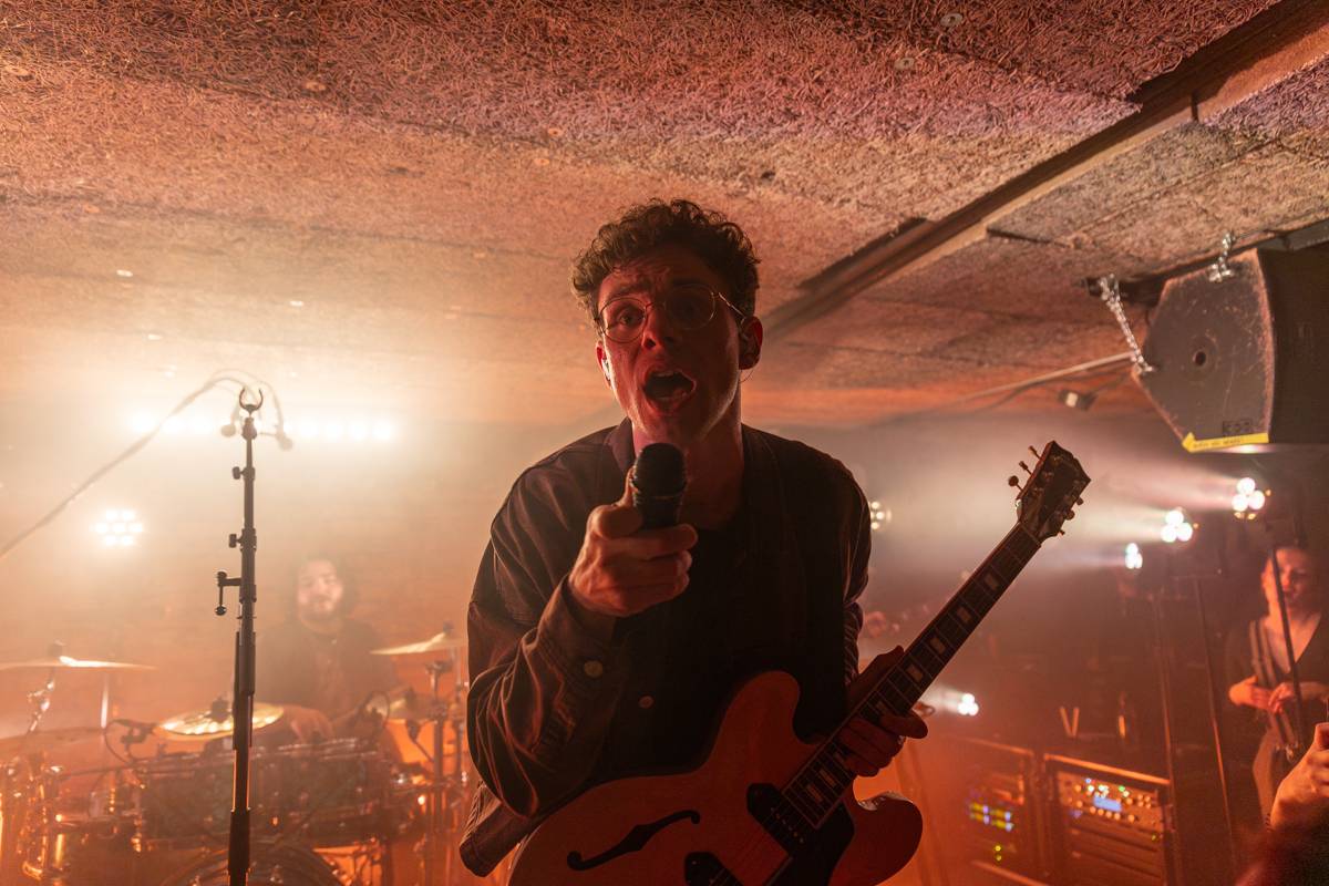 Kamrad dorazil na turné také do Prahy, rozezpíval Café V lese