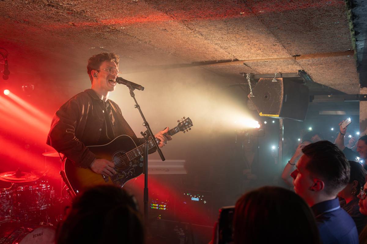 Kamrad dorazil na turné také do Prahy, rozezpíval Café V lese